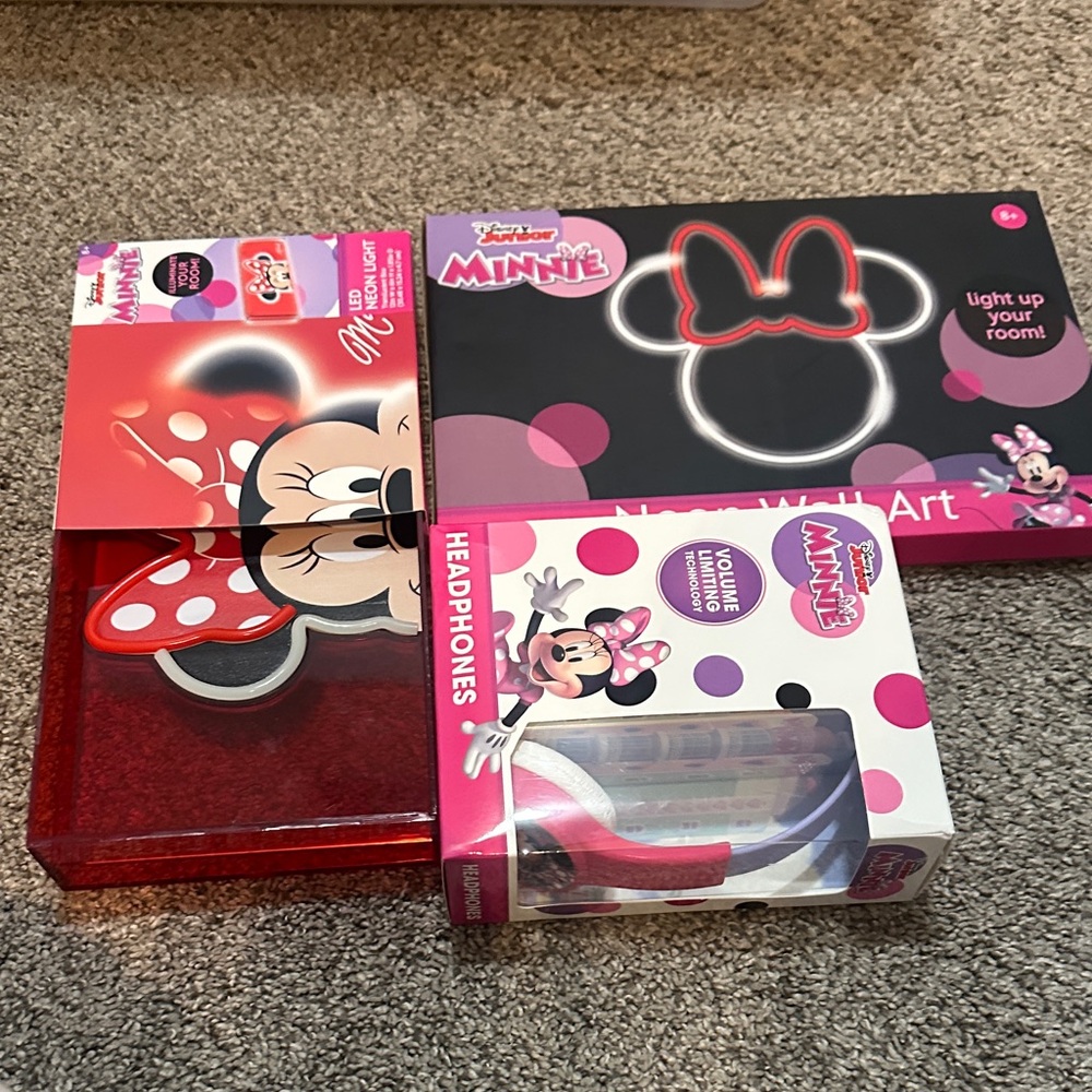 Disney Minnie Mouse Red and Pink Wall Art and Headphones Set